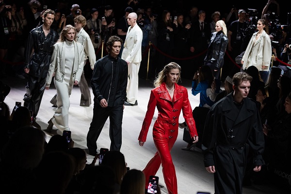 Otomatik taslak Emre Erdemoğlu Moskova Moda Haftası’na damga vurdu